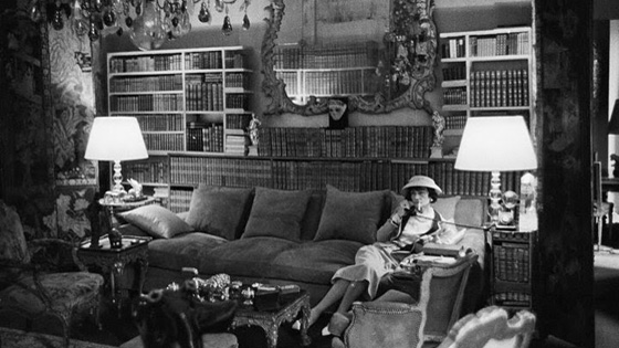 Coco Chanel en el salón de su casa de París